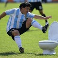 マラドーナに蹴られるトイレ 4枚目