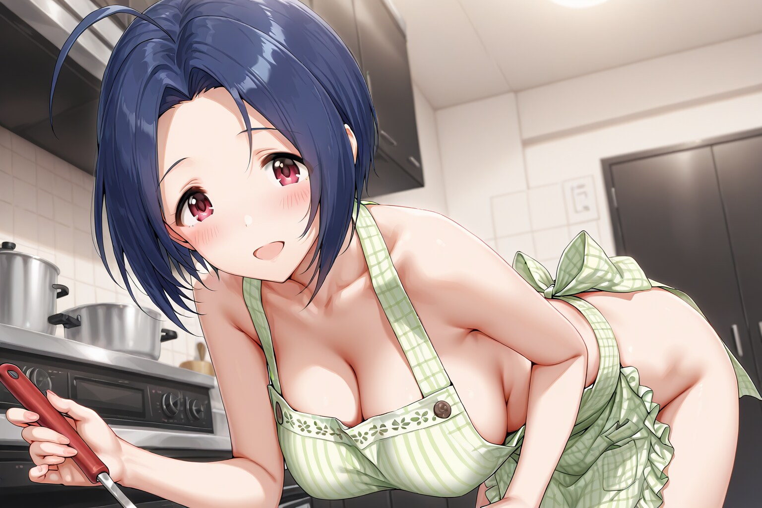 何故か裸エプロンで料理する三浦あずさ