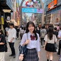 休日に原宿で遊ぶ女の子 2枚目