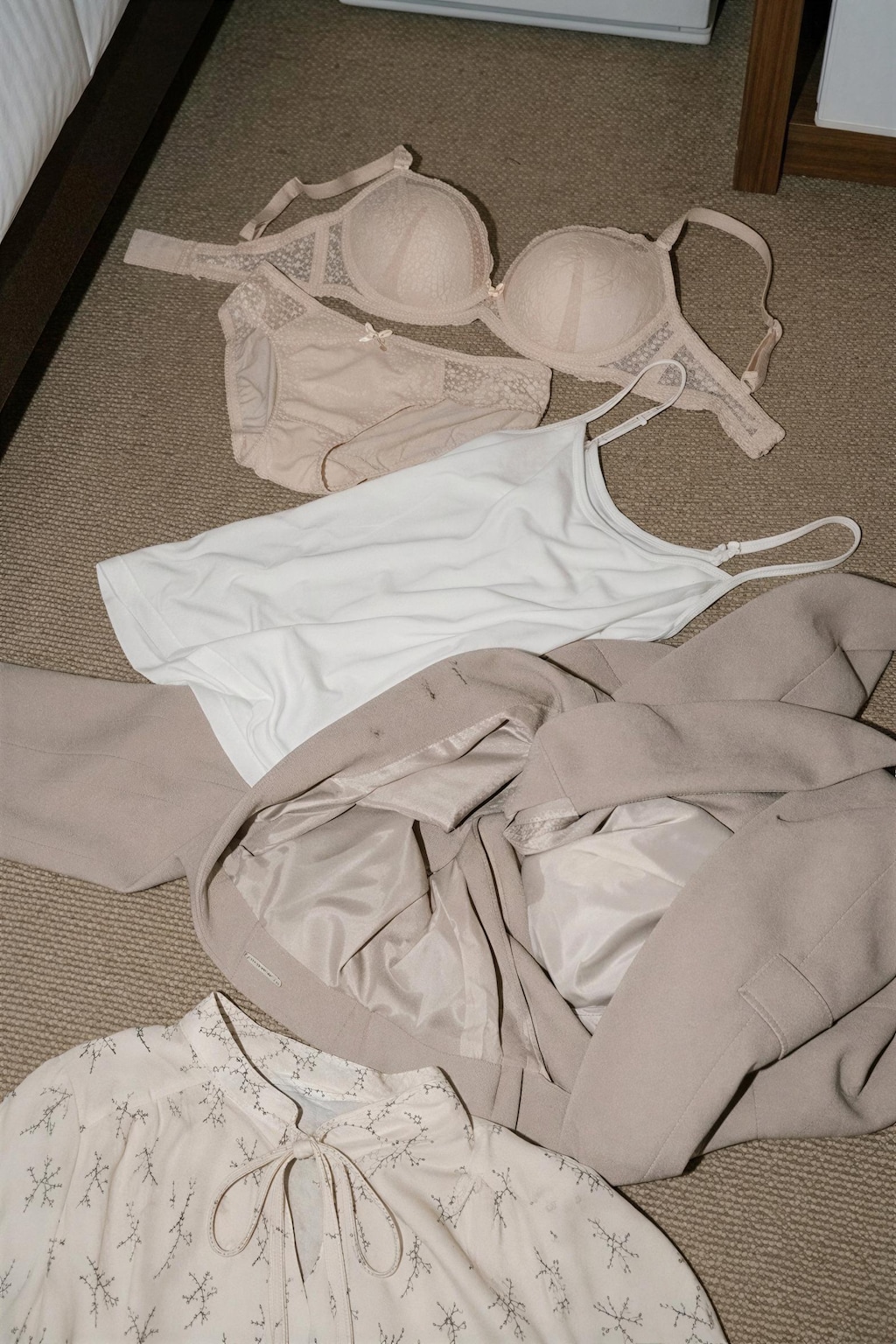 普通のアンケートと騙されて怪しい撮影をされたお堅い仕事の女性