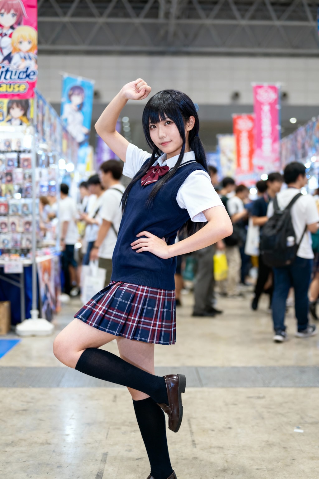 ポーズをとる女子高生