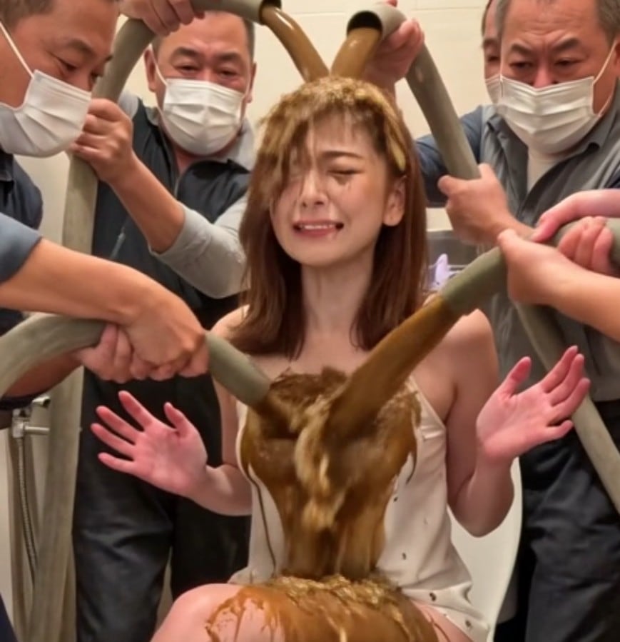 変態清掃員たちのトイレで蟲糞攻め
