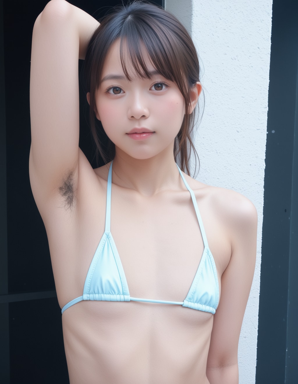 貧乳、マイクロビキニ、腋毛