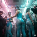 ぴっちり電車露出×サイバーパンク 10枚目