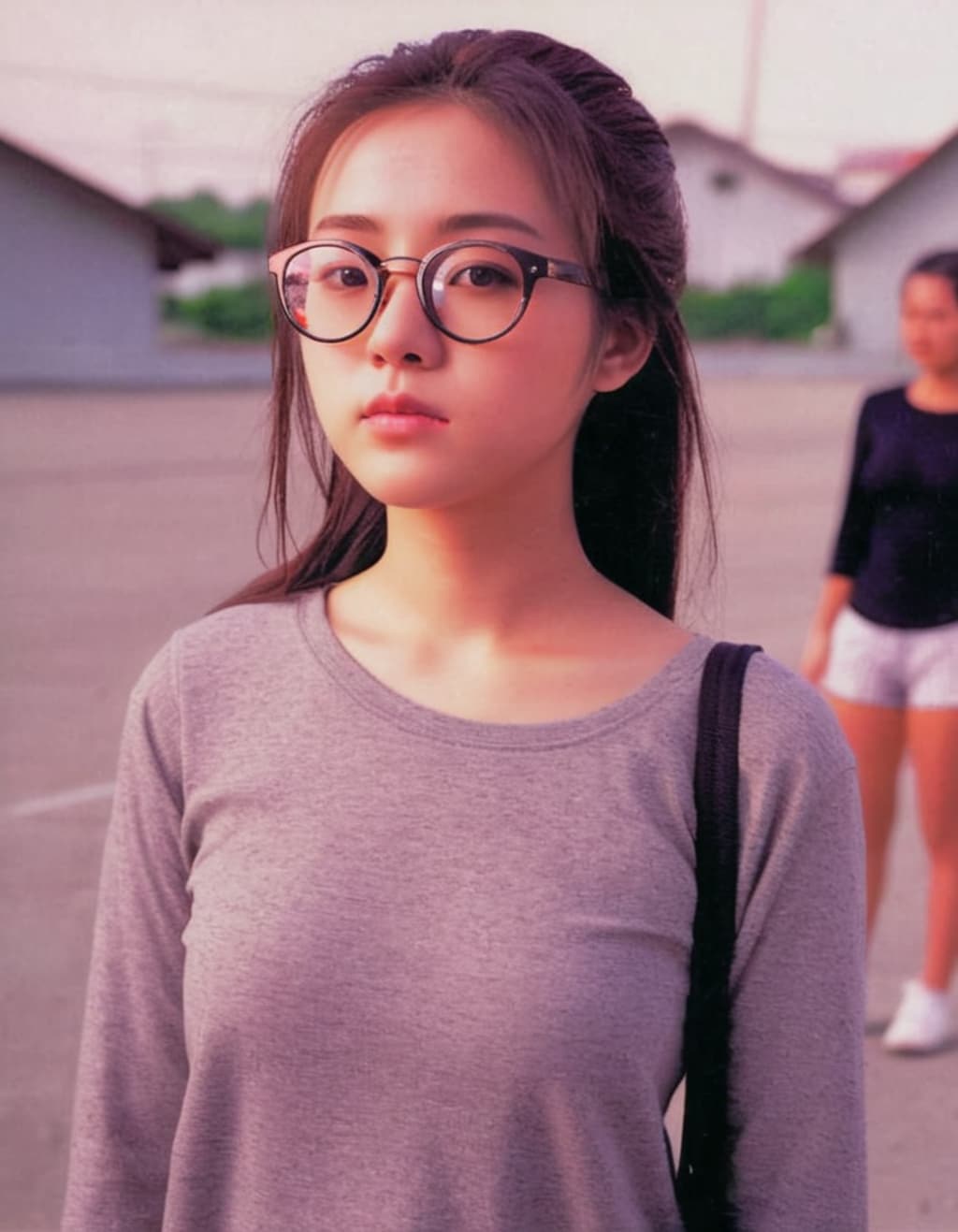 眼鏡の後ろの髪