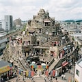 町の中の人工の山 2枚目