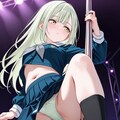 若葉睦がポールダンスして緑のパンツを露出する。 2枚目