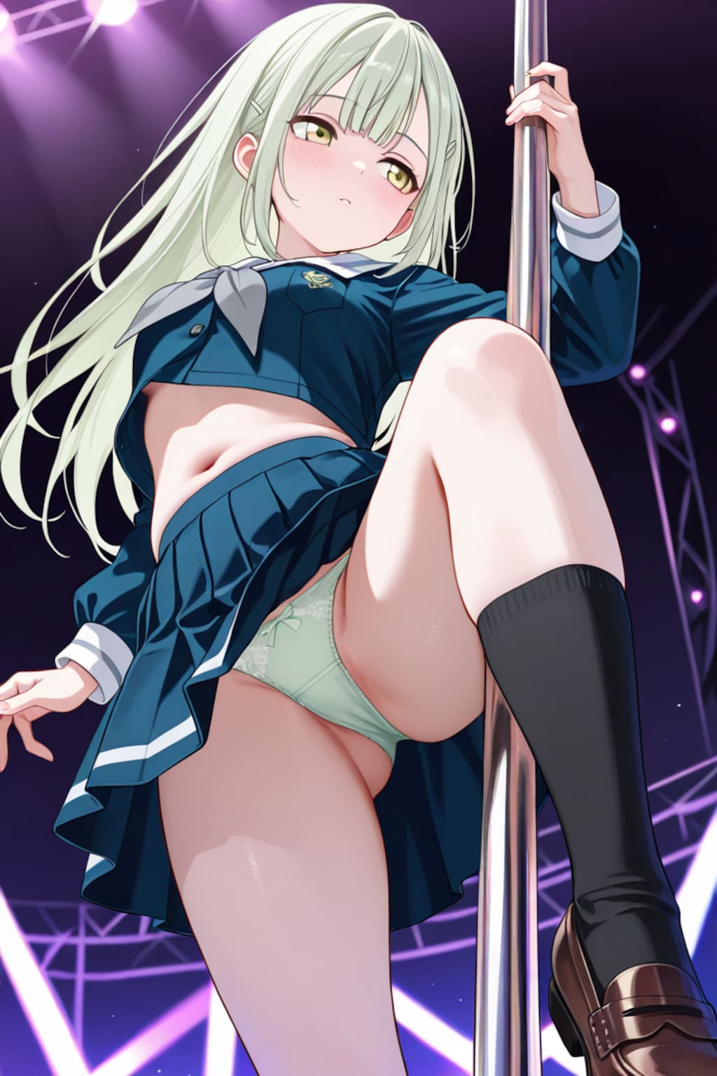 若葉睦がポールダンスして緑のパンツを露出する。