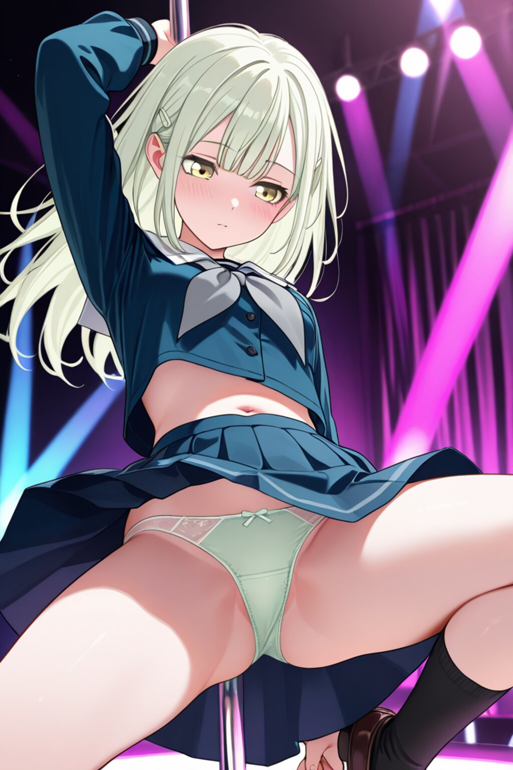 若葉睦がポールダンスして緑のパンツを露出する。