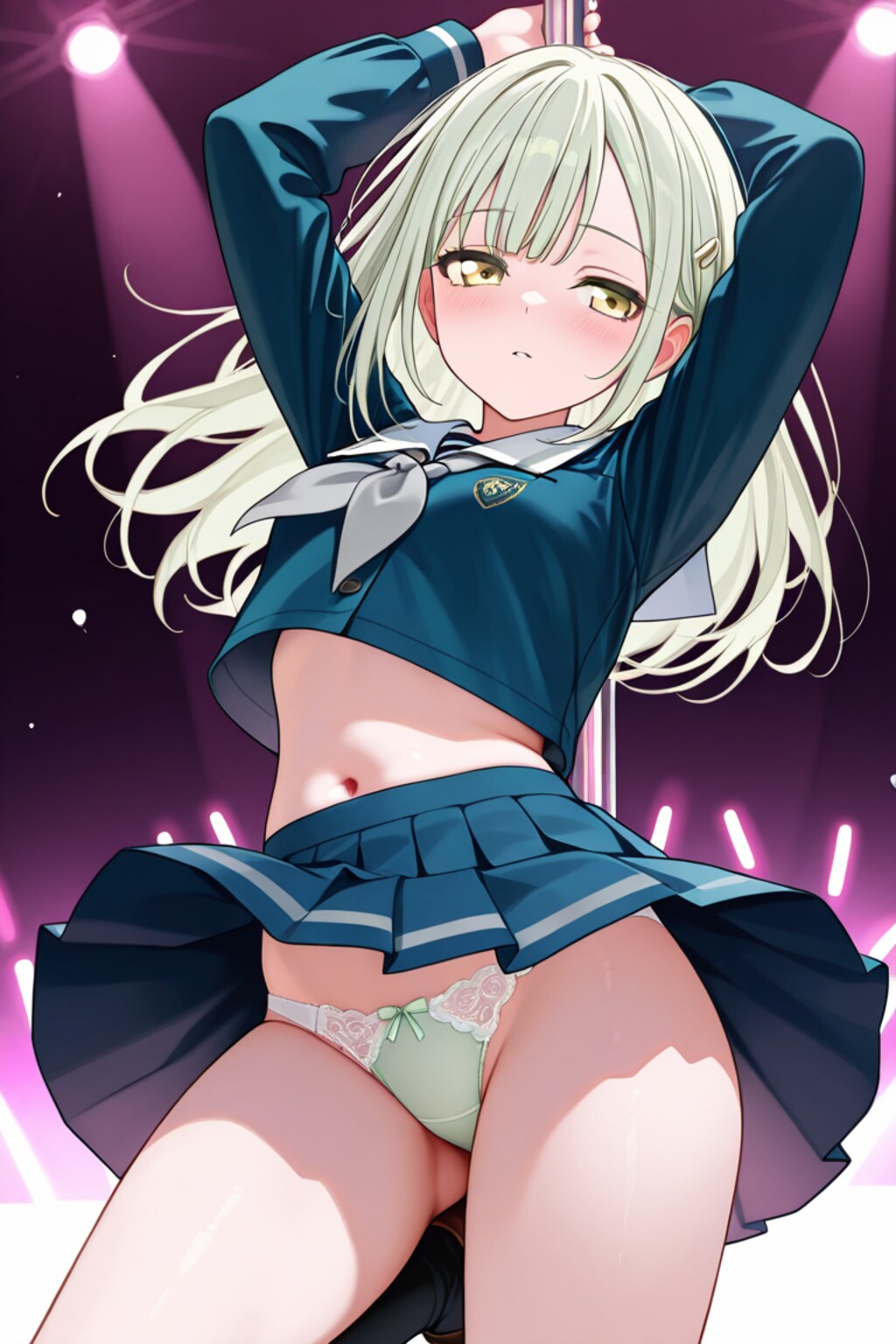 若葉睦がポールダンスして緑のパンツを露出する。