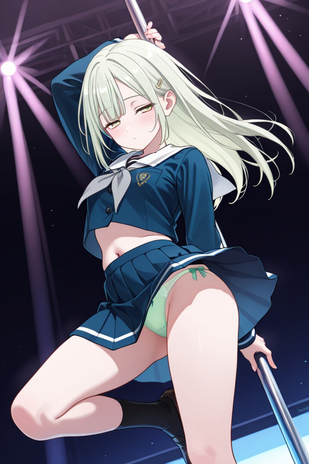 若葉睦がポールダンスして緑のパンツを露出する。