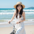 浜辺を自転車で走る女性 7枚目