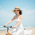浜辺を自転車で走る女性 3枚目