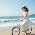 浜辺を自転車で走る女性 4枚目