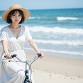 浜辺を自転車で走る女性 6枚目