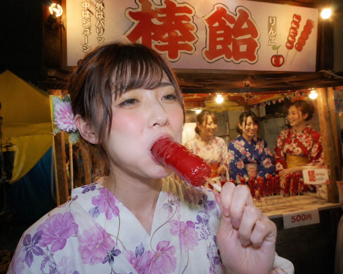 飴を食べているだけ