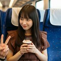 新幹線でコーヒーを飲む女性 11枚目