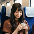 新幹線でコーヒーを飲む女性 10枚目