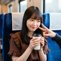 新幹線でコーヒーを飲む女性 7枚目