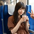 新幹線でコーヒーを飲む女性 3枚目