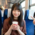 新幹線でコーヒーを飲む女性 12枚目