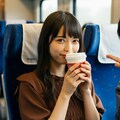 新幹線でコーヒーを飲む女性 9枚目