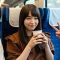 新幹線でコーヒーを飲む女性 6枚目