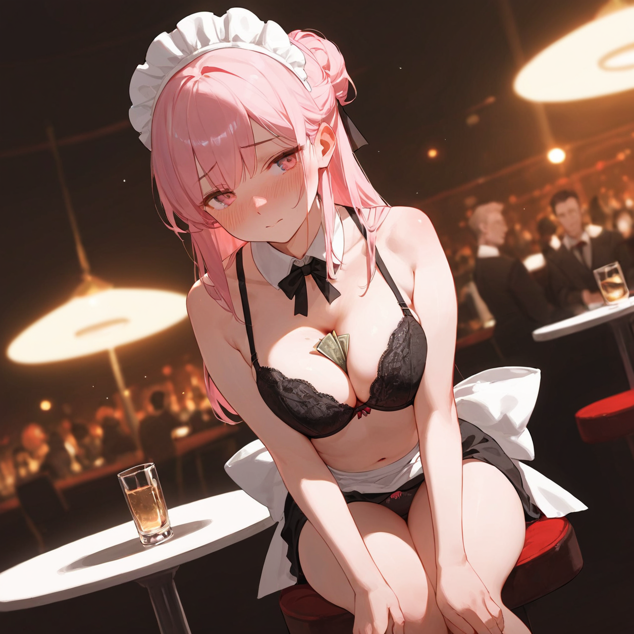 下着で接客メイドさん