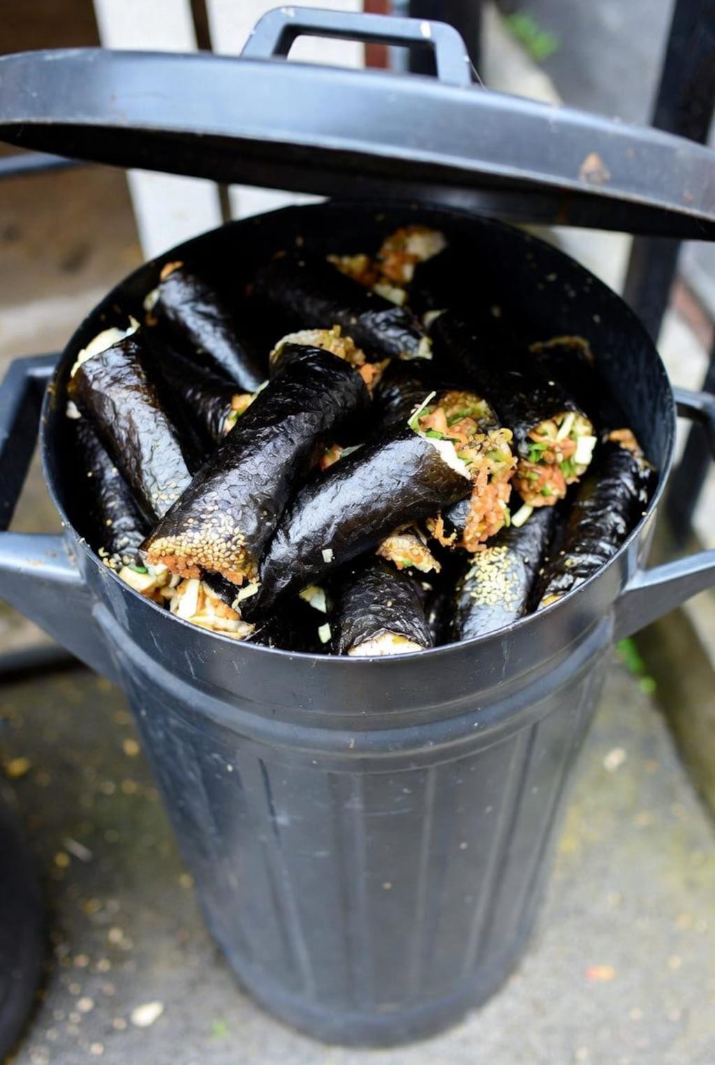 ゴミ箱「恵方巻沢山食べるぞ～♪」