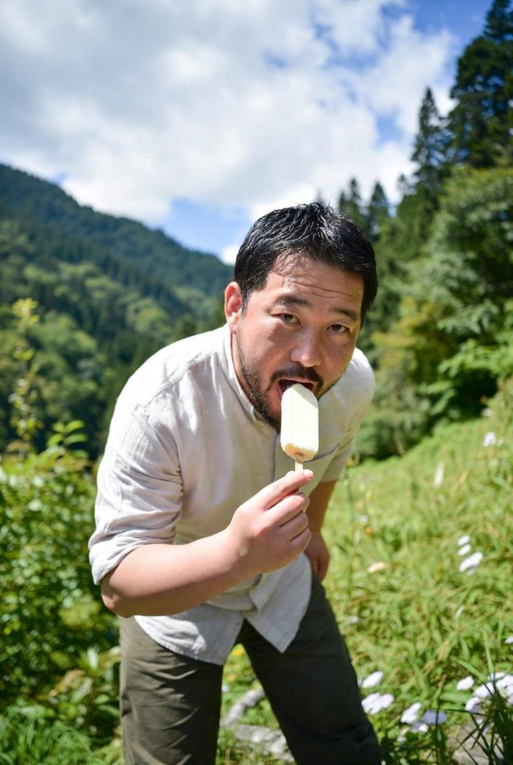 自然の中でアイスを食うおじさん。