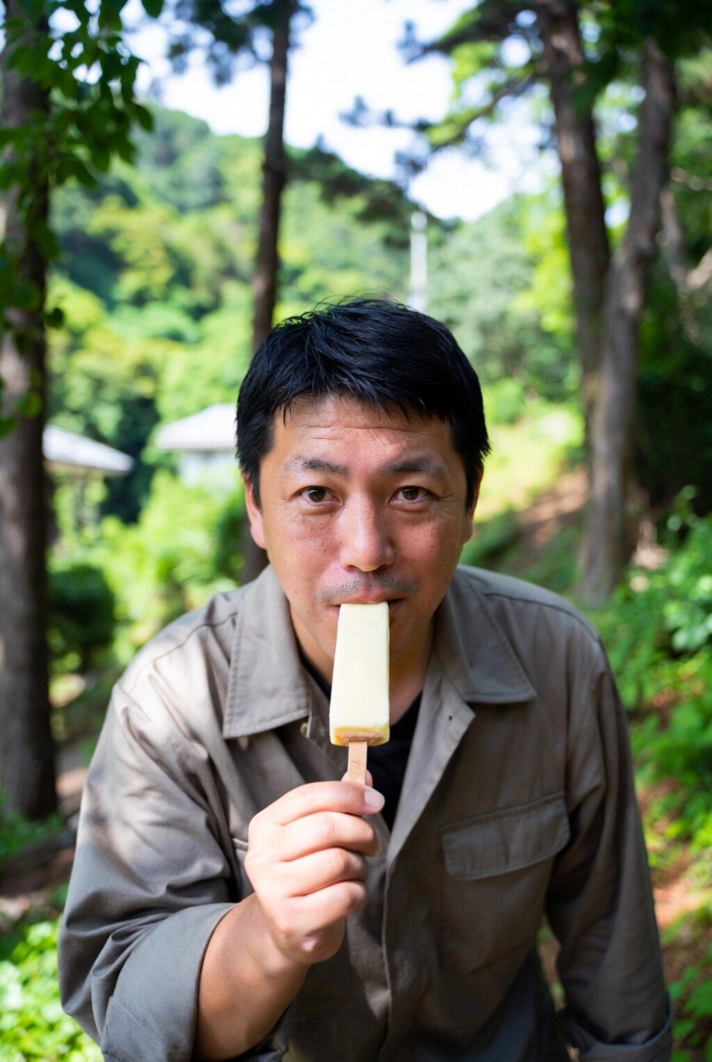 自然の中でアイスを食うおじさん。