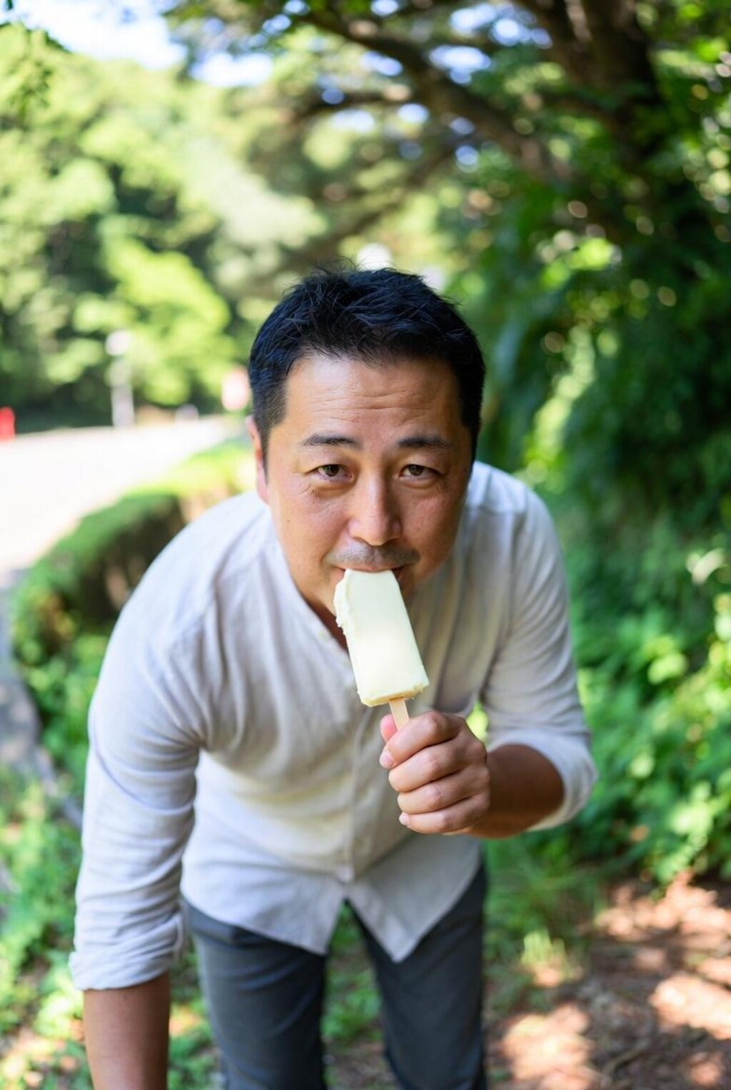 自然の中でアイスを食うおじさん。