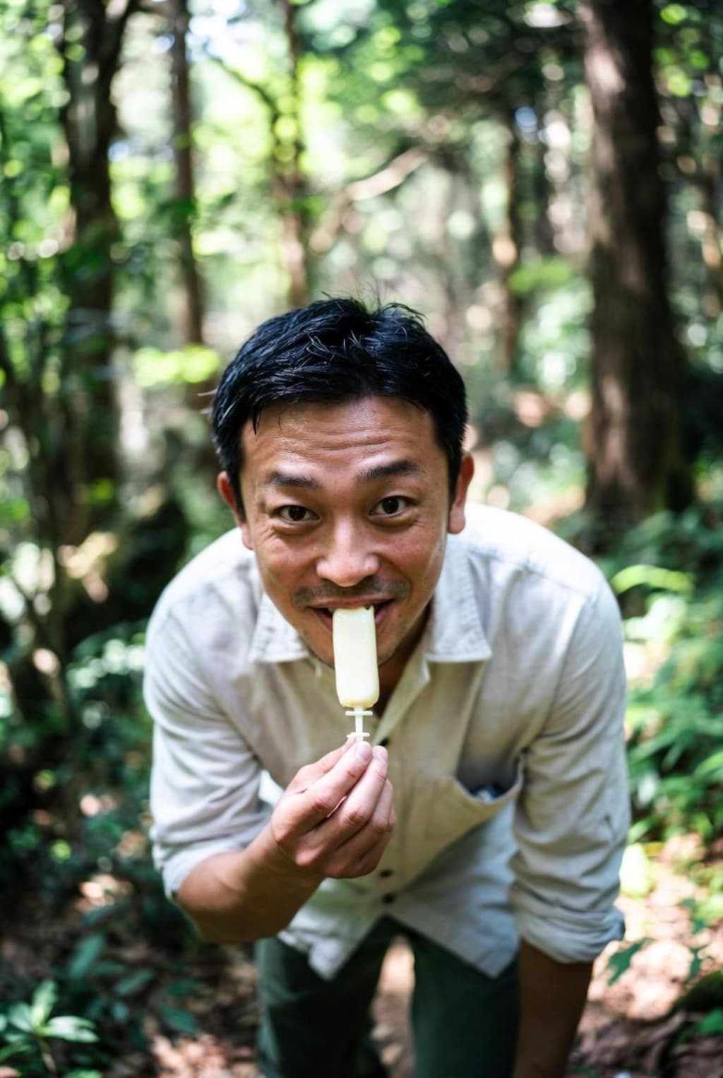 自然の中でアイスを食うおじさん。
