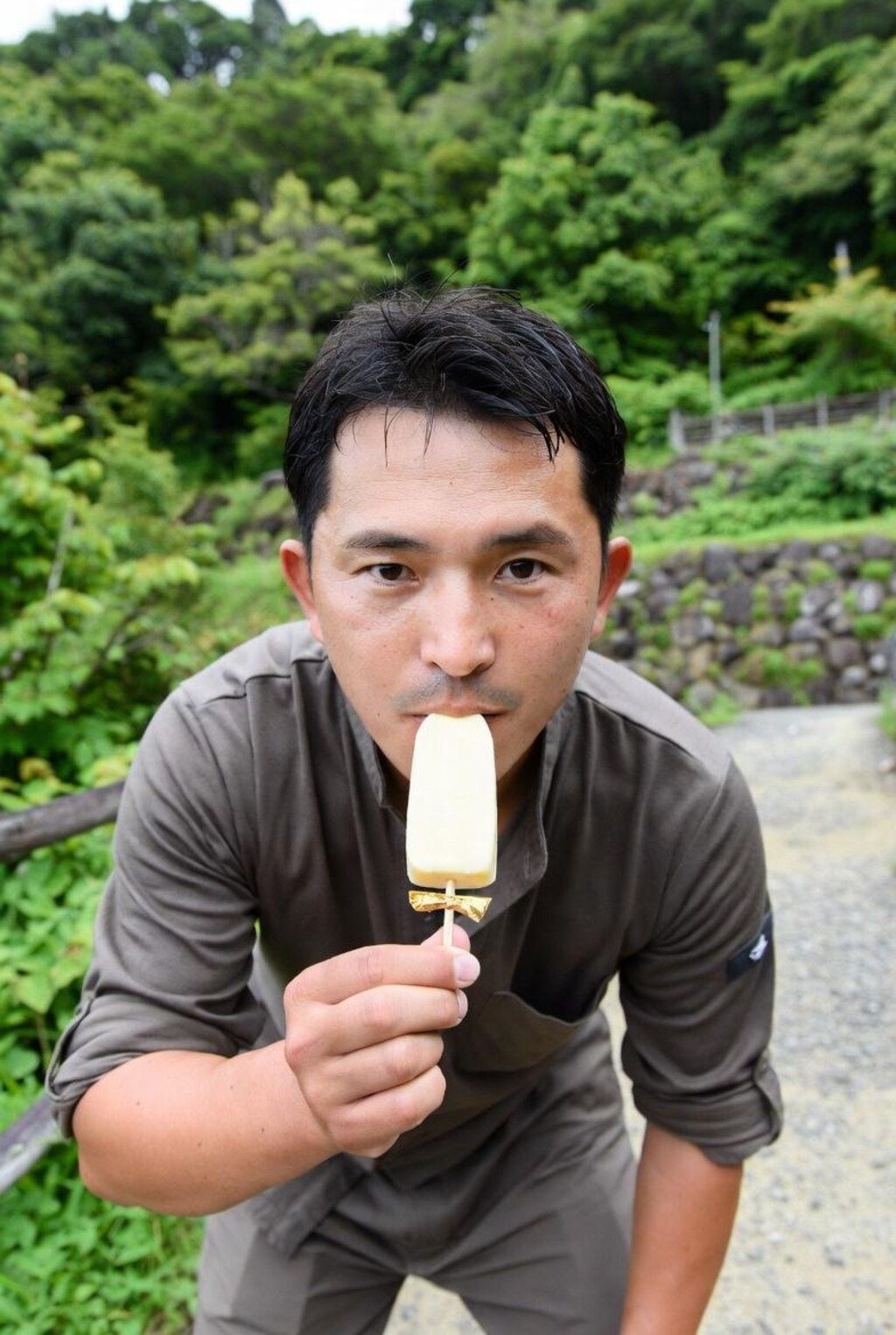 自然の中でアイスを食うおじさん。