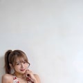 白と赤のコントラスト。花柄ワンピースの君 4枚目