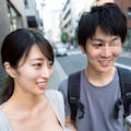 インタビューを受ける歳の差カップル 5枚目