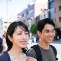 インタビューを受ける歳の差カップル 7枚目