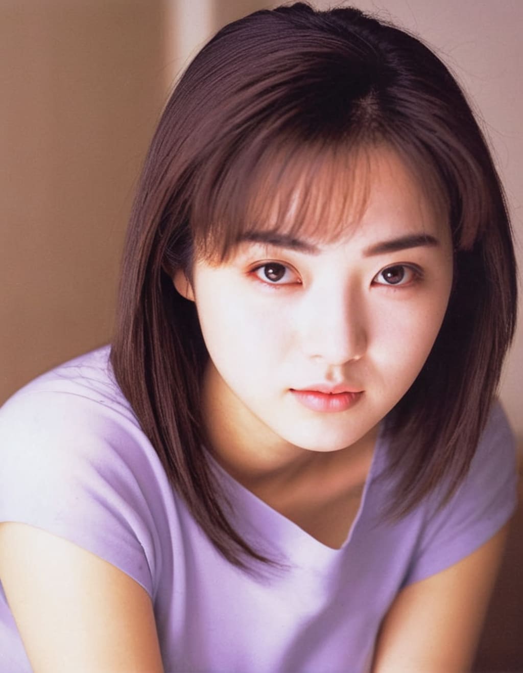 髪で隠れた眉