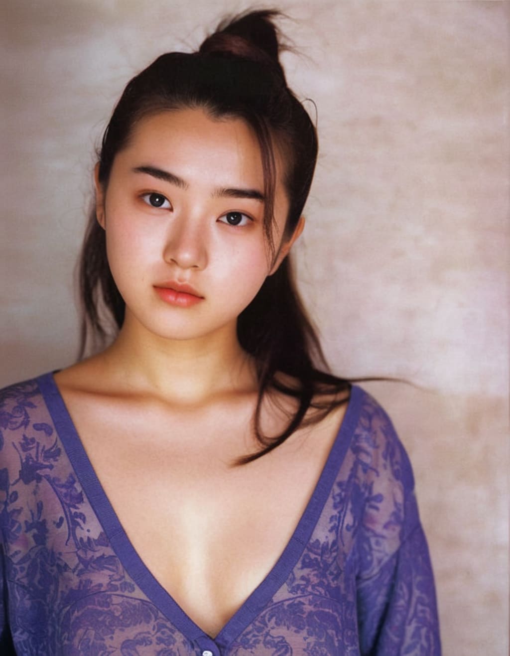 髪で隠れた眉