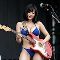 ギター弾くビキニお姉さん 2枚目