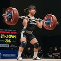 ウエイトリフティング女子 2枚目