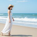 ビーチを歩く白いドレスの女性 7枚目