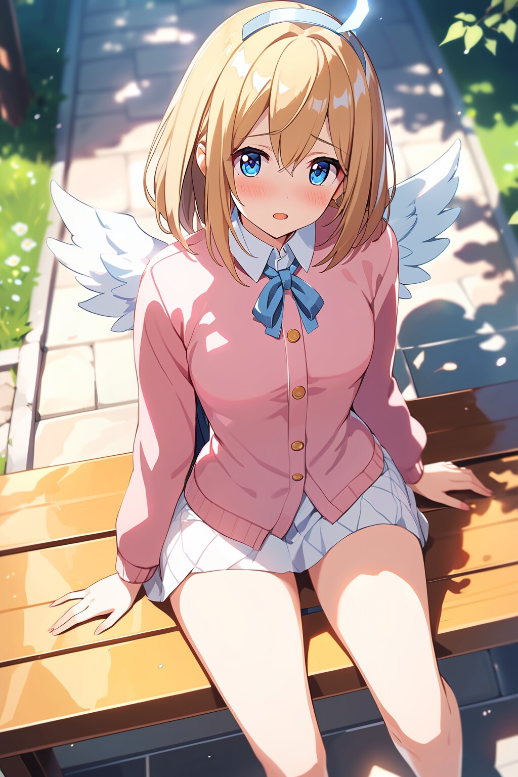 上目遣いで恥ずかしそうに見るかわいい天使