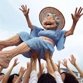 【謎画像・1300投稿記念】1300歳になったお祝いで胴上げされるおばあさん 5枚目