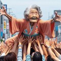 【謎画像・1300投稿記念】1300歳になったお祝いで胴上げされるおばあさん 7枚目