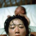 息子の嫁を孫の前で… 4枚目