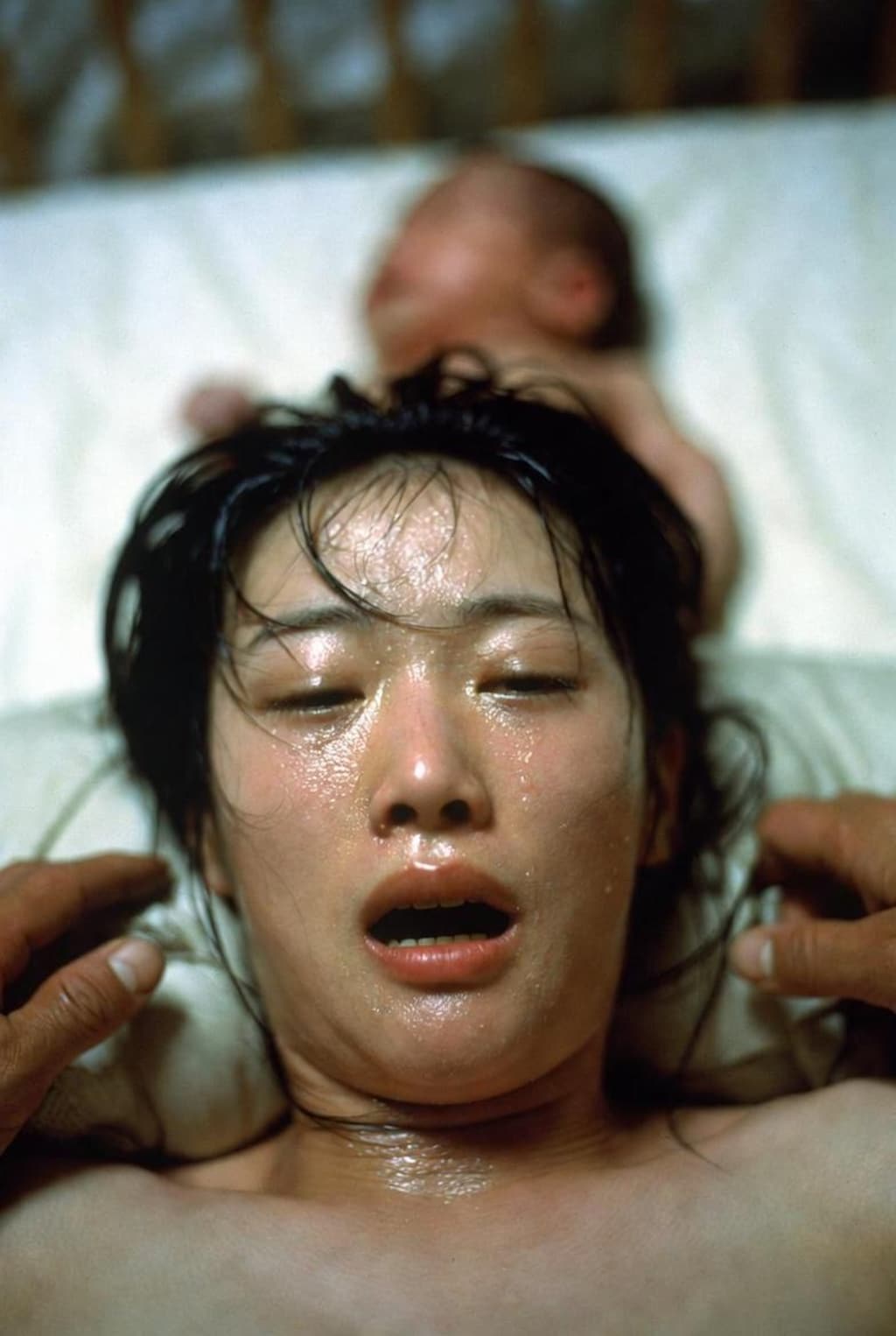 息子の嫁を孫の前で…