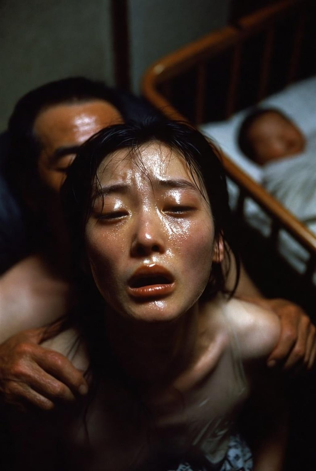 息子の嫁を孫の前で…