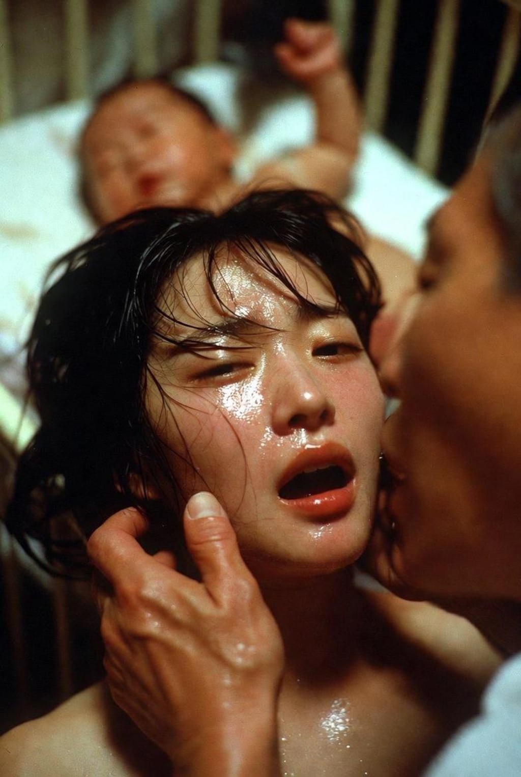 息子の嫁を孫の前で…