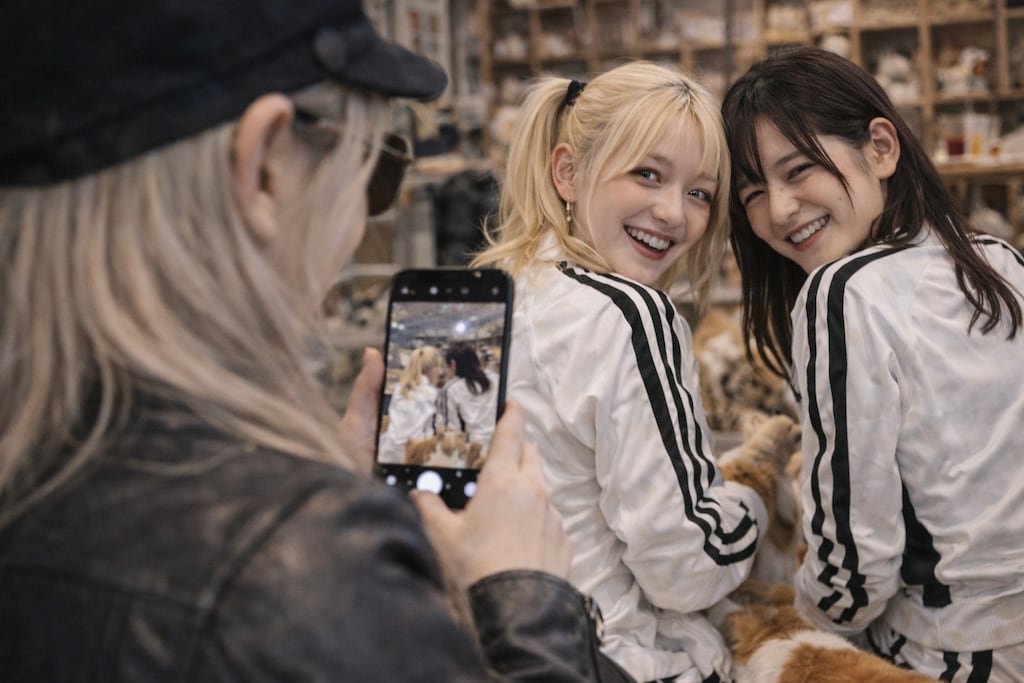 猫カフェで遊ぶ2人